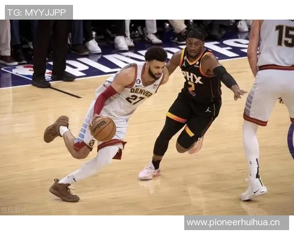 布克追身三分命中却遭裁判无视3加1机会球队分差扩大至20分以上